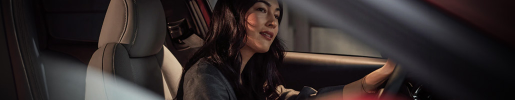 Conductrice installée au volant d’une Mazda.