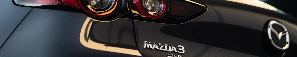 Détail des feux arrière et des emblèmes Mazda3 AWD.