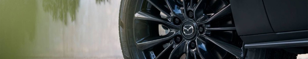 Roue en alliage avec emblème Mazda.